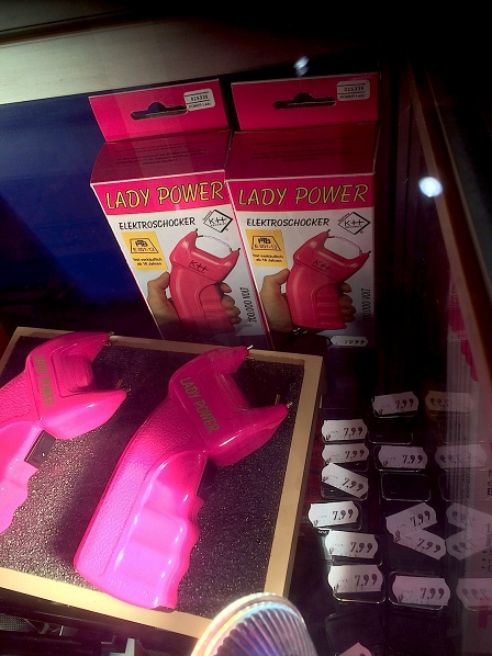 Taser im Schaukasten